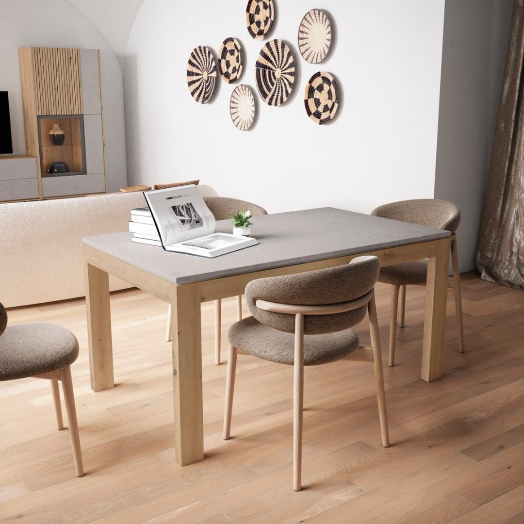 Mesa de comedor con sillas, disponible en Muebles Rekena