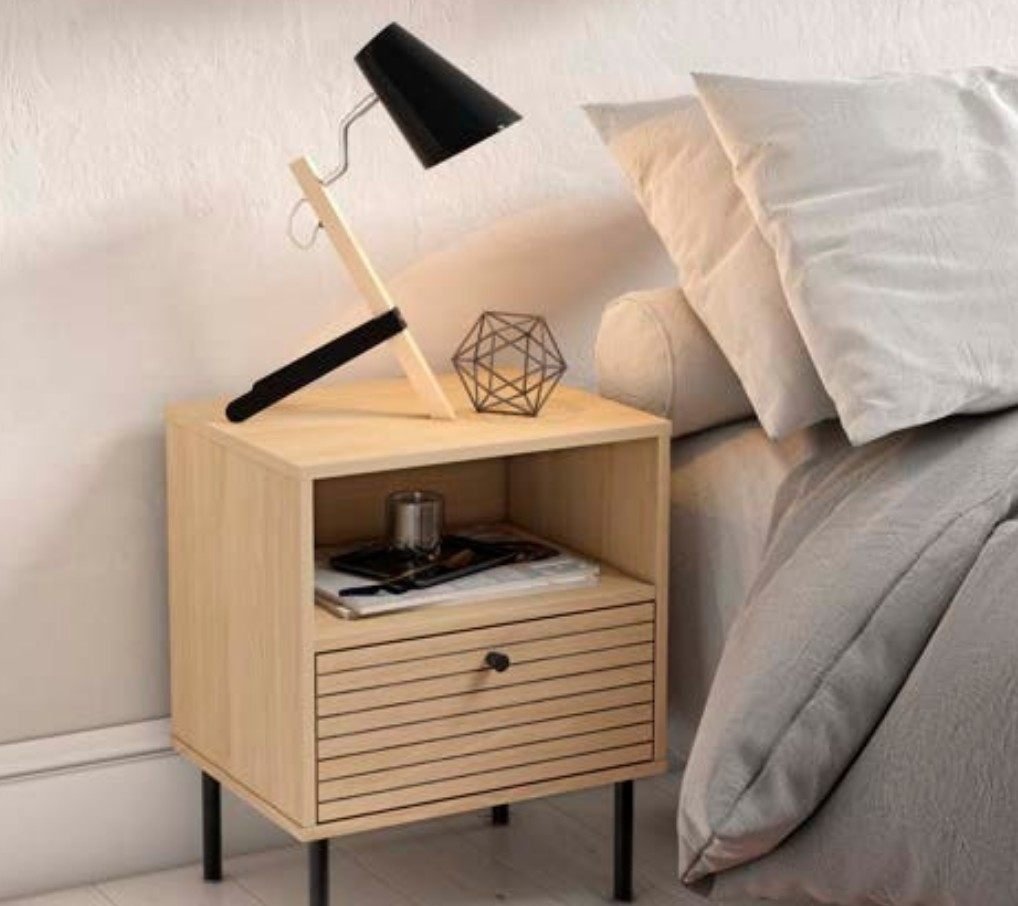 Mesita de noche con cajón, disponible en Muebles Rekena