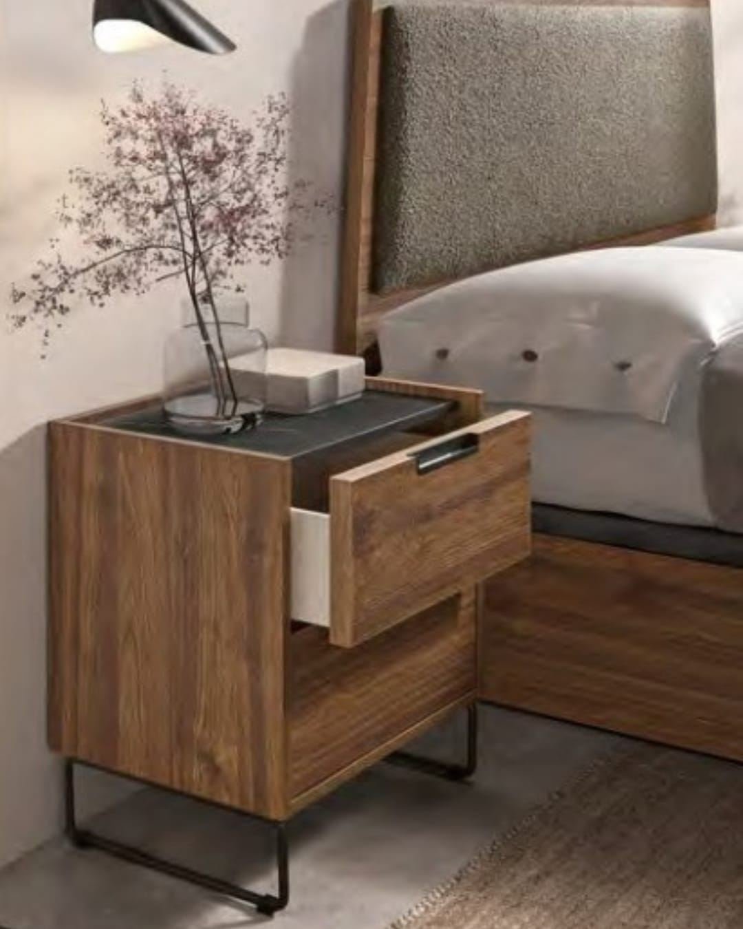 Mesita de noche, disponible en Muebles Rekena