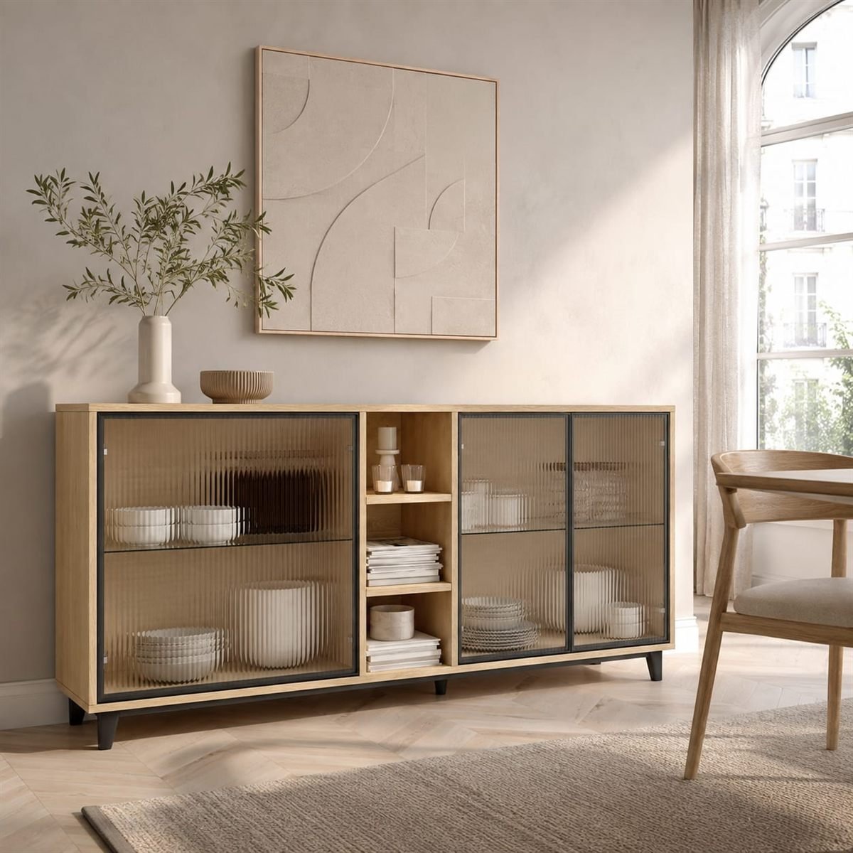 Vitrina de salón con puertas de cristal, disponible en Muebles Rekena